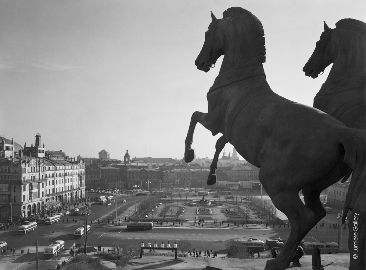 Наум Грановский Вид с крыши Большого театра на площадь Свердлова. 1950-е© Галерея Люмьер