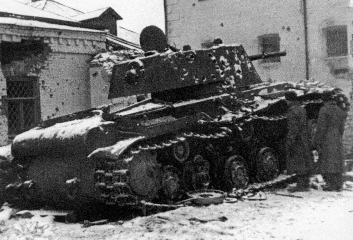 КВ-1, подбитый возле городской тюрьмы, конец 1941 года