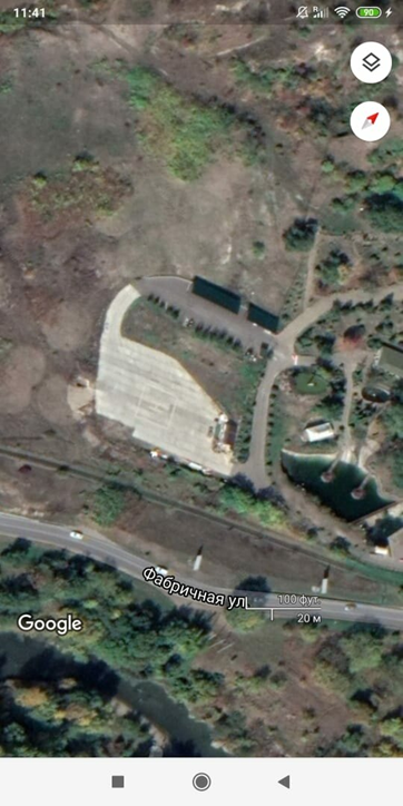 Гугл нам в помощь. На фото из космоса видно, что подъехать к вертолетной площадке можно только с территории Парка Родник.