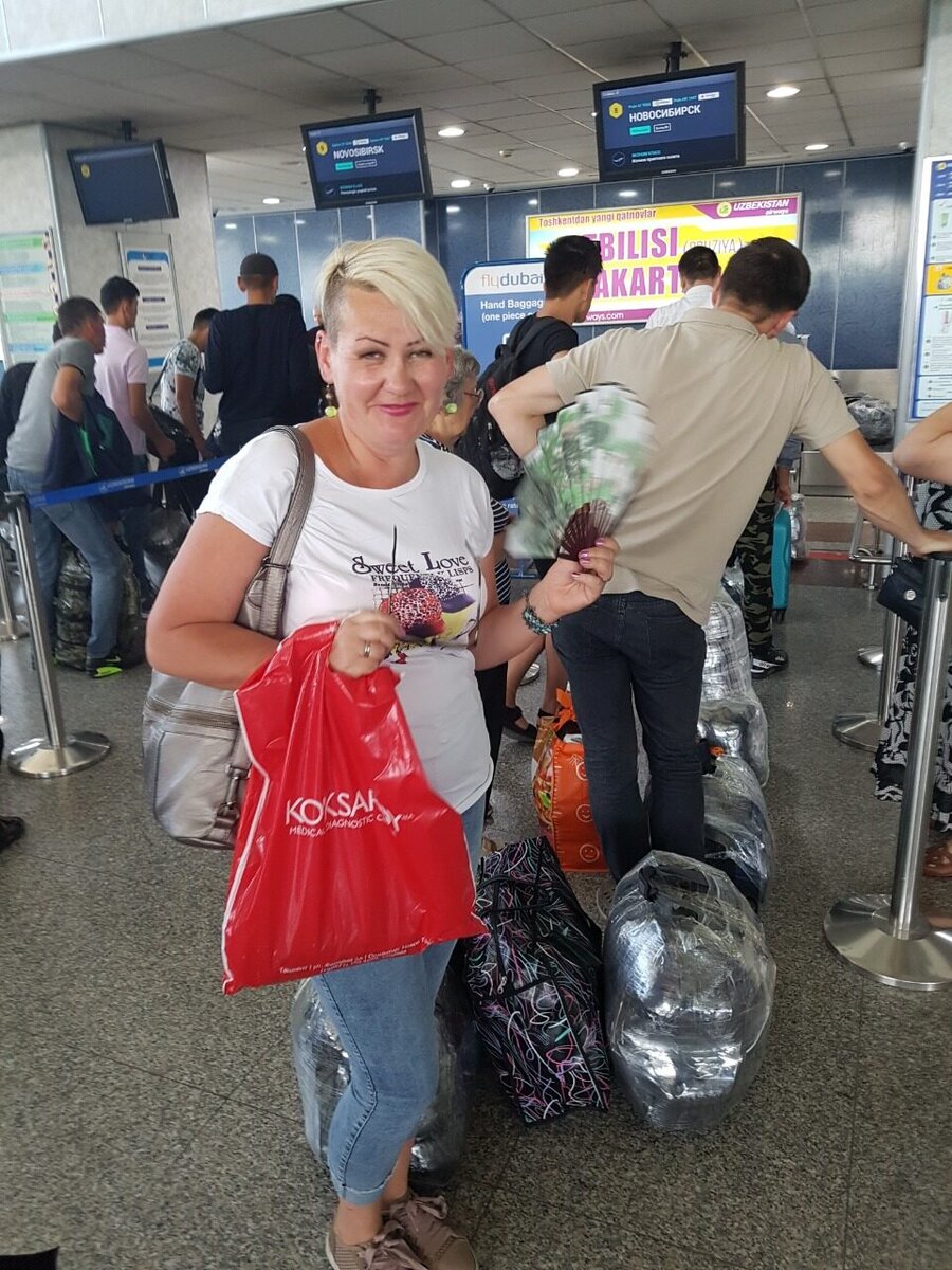 В Ташкентском аэропорту. За мной - наш багаж: три сумки