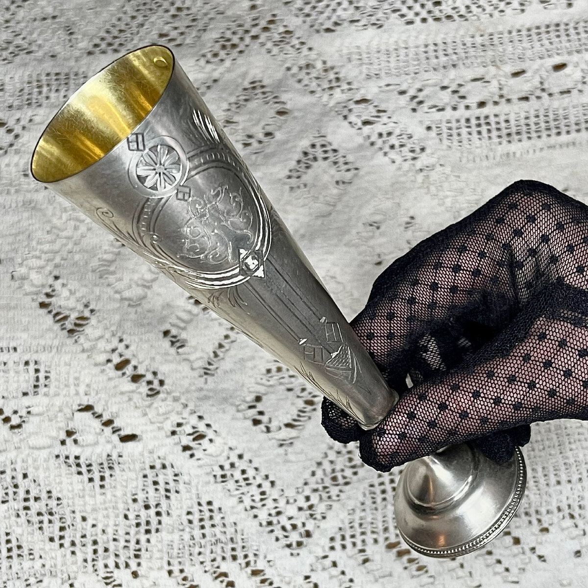 Если это небольшие предметы их лучше даже снимать в руках, чтобы был понятен размер