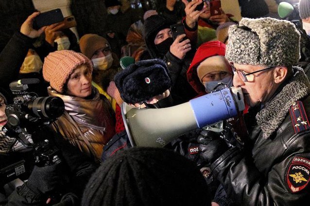 Несанкционированный митинг против введения QR-кодов у здания мэрии КазаниФото: Данила Егоров / Коммерсантъ