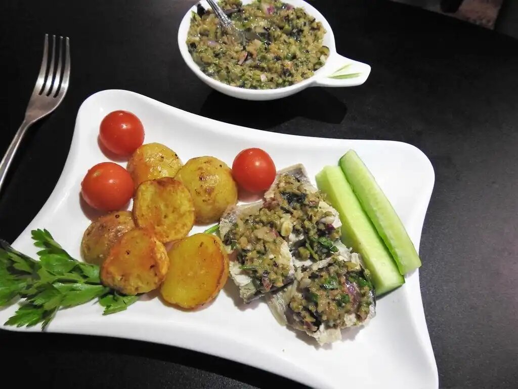Отварная скумбрия с сальсой из оливок