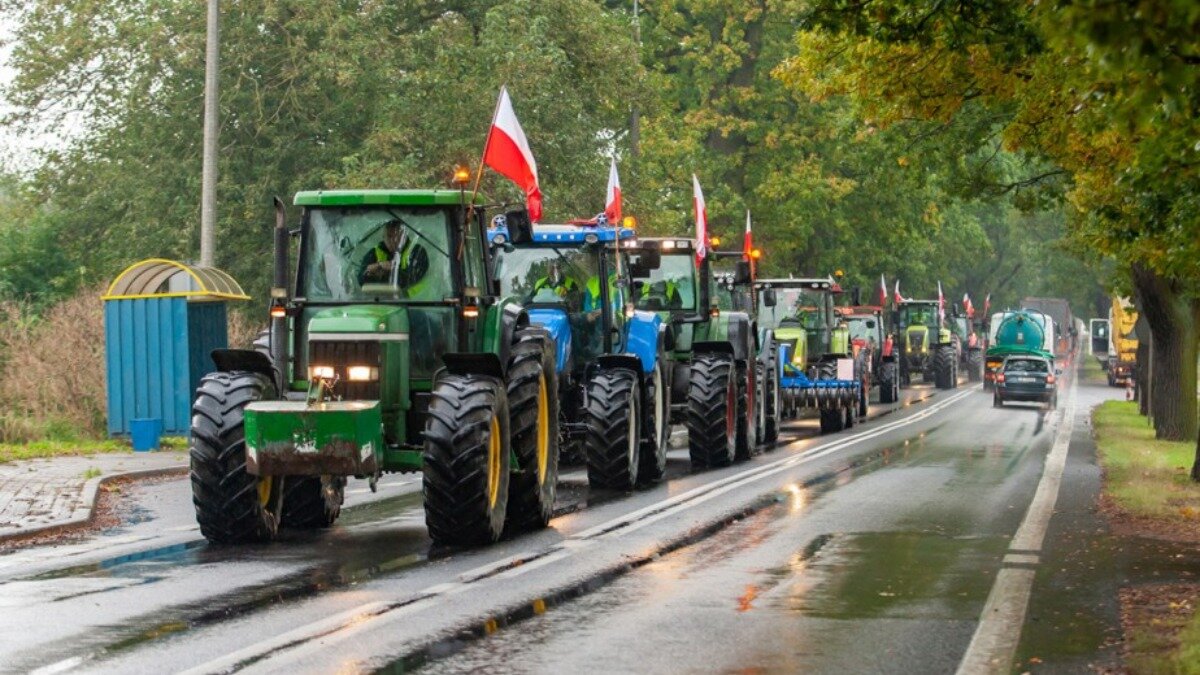 Польские фермеры на тракторах. Фото: motofakty.pl