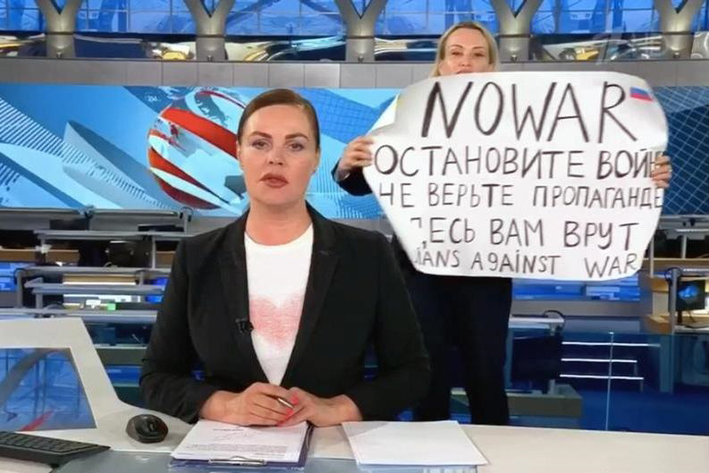 «Остановите войну!» – небывалый скандал в эфире программы «Время». Кто такая Марина Овсянникова?0
