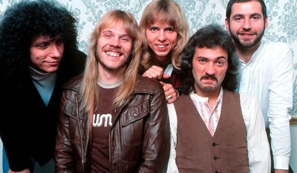 Styx в 1978 году. По краям - братья Джон и Чак Паноццо (барабанщик и бас-гитарист), в центре - лидер-гитарист и вокалист Томми Шоу, справа от него, с усами - лидер-вокалист и клавишник Деннис Де Янг, а слева, в коричневой куртке - лидер-гитарист и вокалист Джеймс Янг