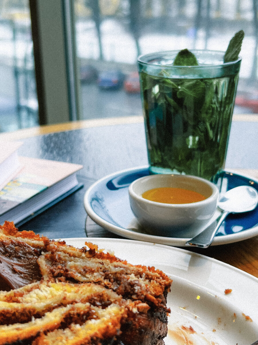 Чай с мятой и мёдом, шоколадно-ореховая бабка.