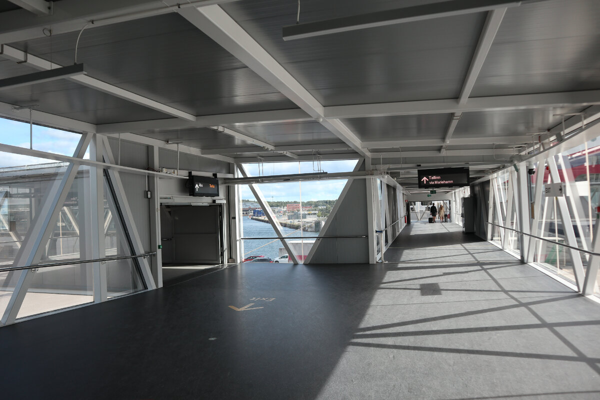 Гигантский дискобар на воде! Как выглядит изнутри десятипалубный паром из Стокгольма в Таллин