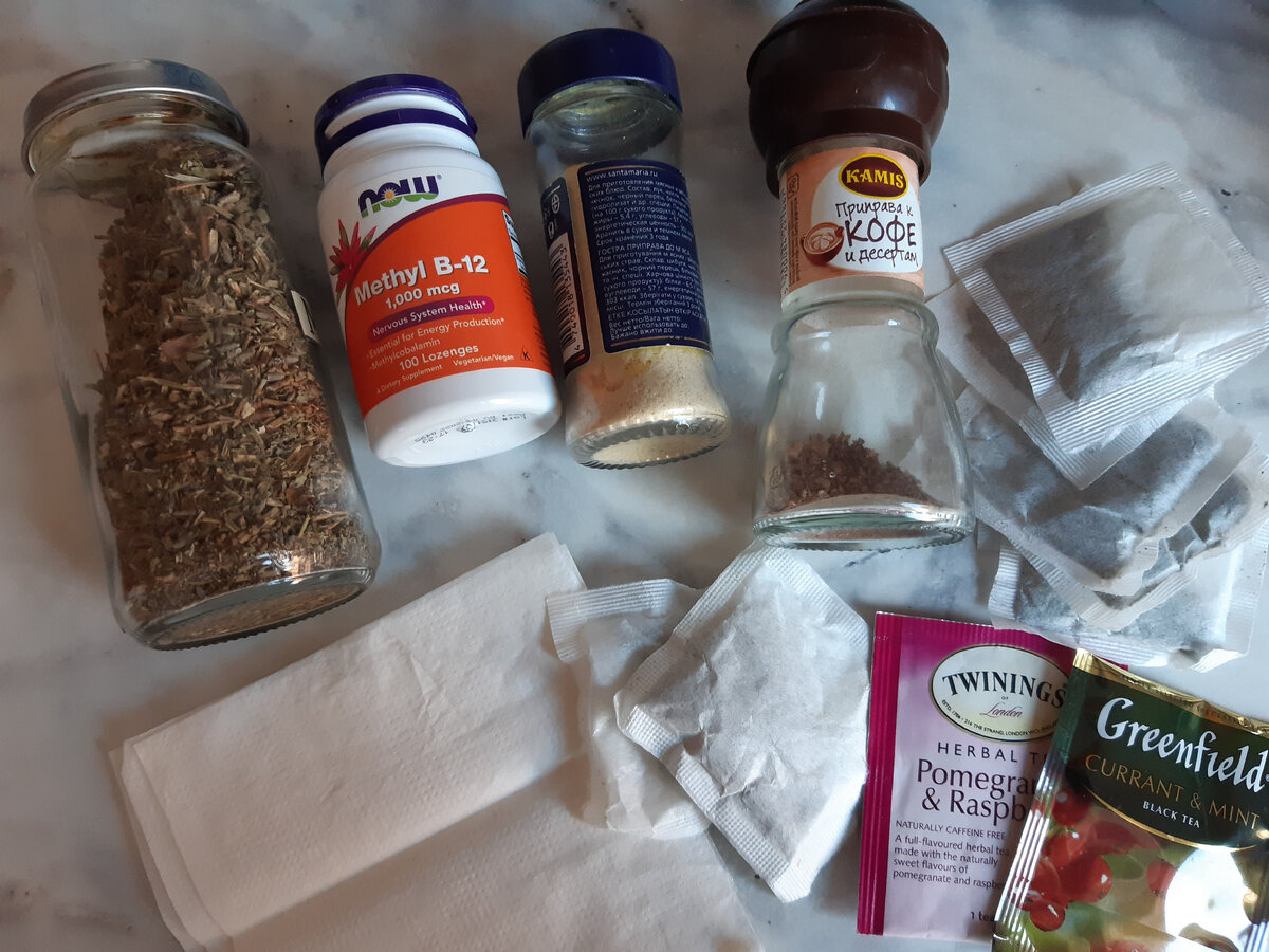 слева направо: чай травяной, который я отдала; витамин В12- выбросила остатки; асафетида - выбросила, чай и специи для кофе забрала на работу