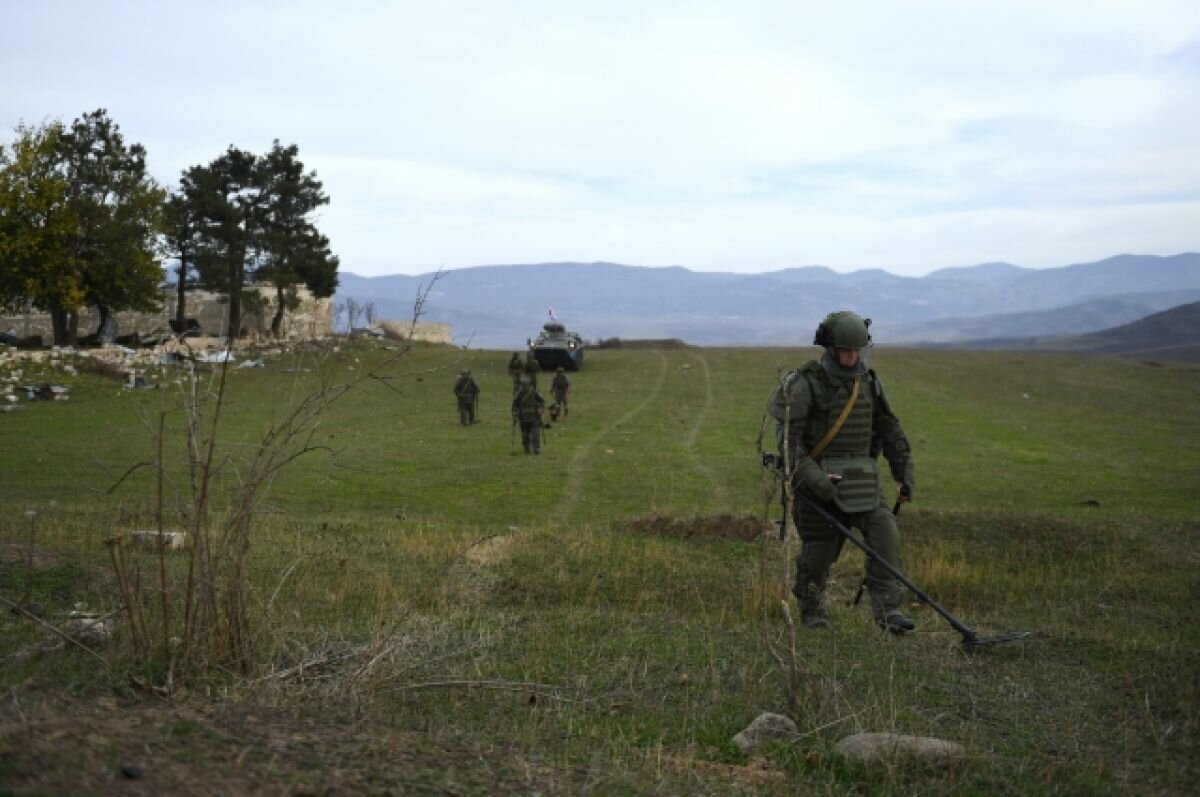    Российские военнослужащие подразделения гуманитарного разминирования обследуют территорию в Нагорном Карабахе.