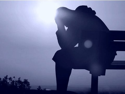 Бездомный, в боях потерянный кем-то рассудок

Напоминает мне город сожжённый

Где вместо снега шёл пепел

Откуда я убежал лишь вчера... 

ПиЛот – "Сумасшедший"
