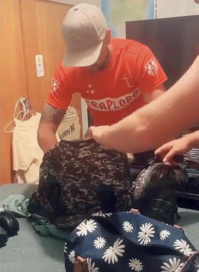 Вот так кошку проносили в палату. Источник фото: https://www.se.pl/wiadomosci/galeria/kot-pozegnal-pana-na-lozu-smierci/gg-Bbxq-NA7o-HNtQ/gp-x7xm-keGC-2YWq