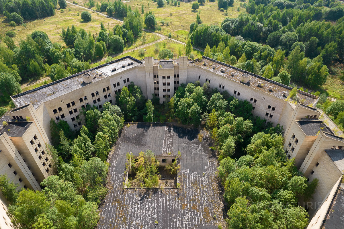 Исполинский, но заброшенный санаторий для высших чинов КГБ СССР. Это не точно 😱🏢🏚6