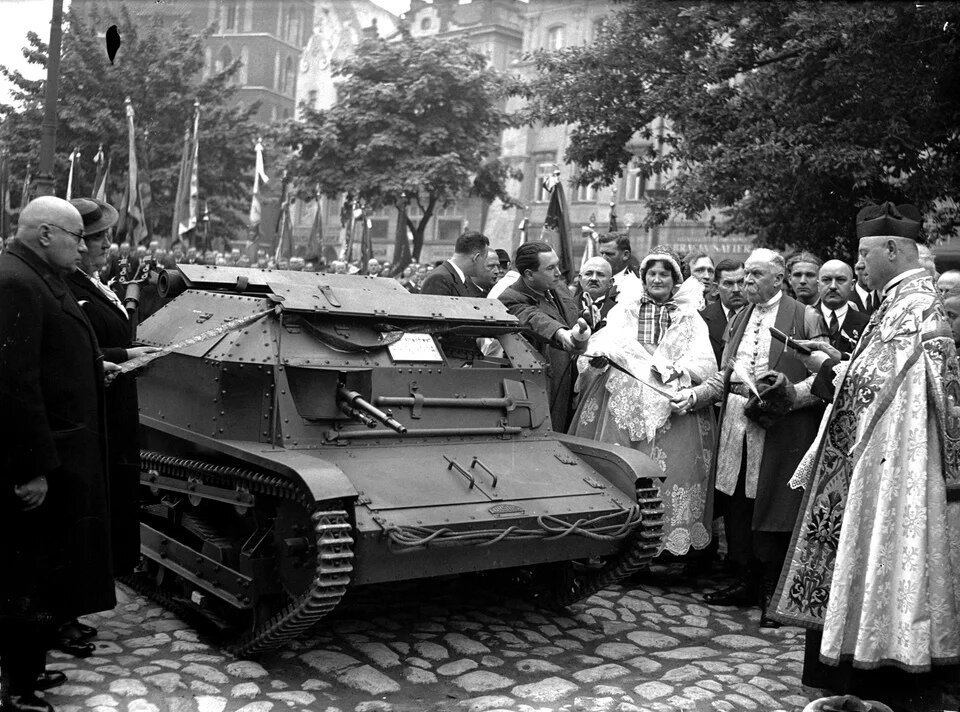 Католический священник благословляет польскую танкетку TK-3, 1939 год.