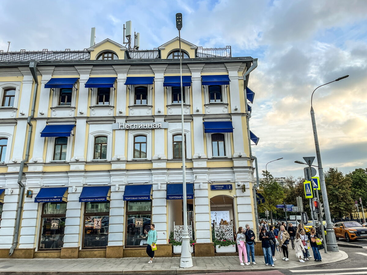 Прогулка по Неглинной - одной из самых дорогих улиц Москвы. Интересные  здания: ЦУМ, 