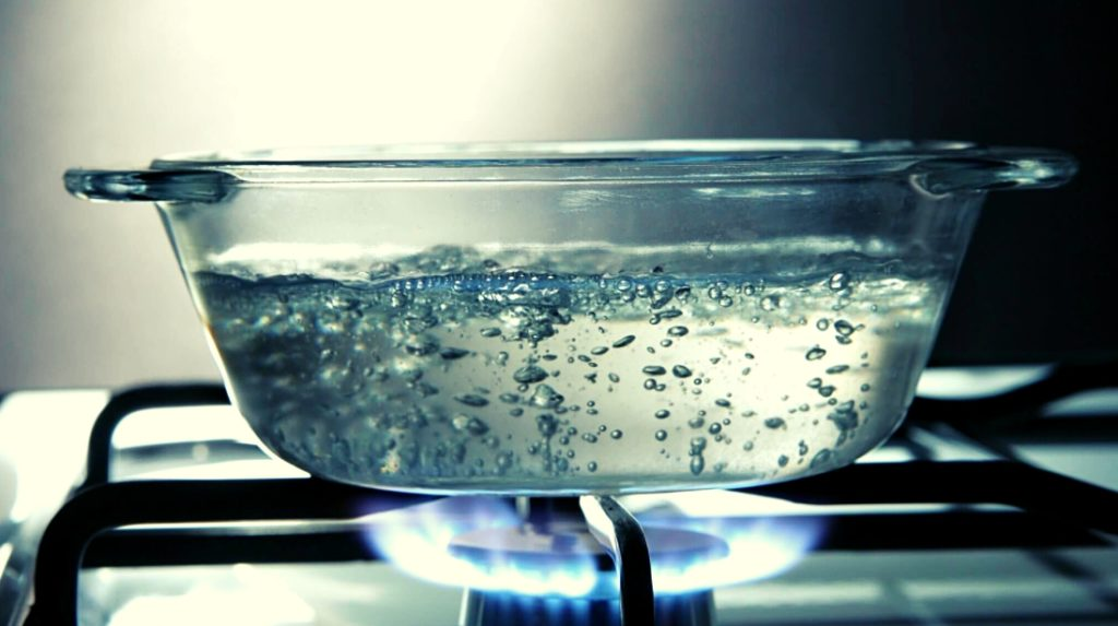 Сырая и кипяченая вода. Кипящая вода. Кипяченая вода или. Кипячение водопроводная вода. Кипящая вода.