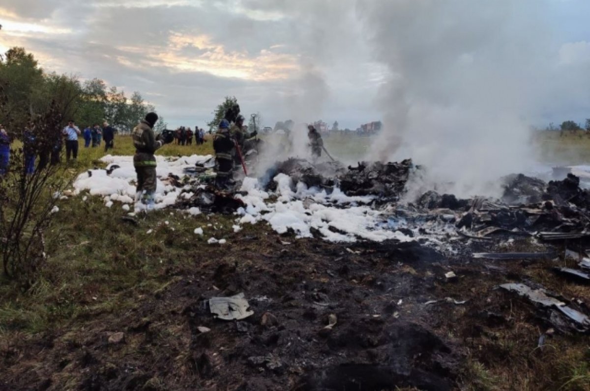    Кадры с места падения самолёта Embraer в Тверской области.