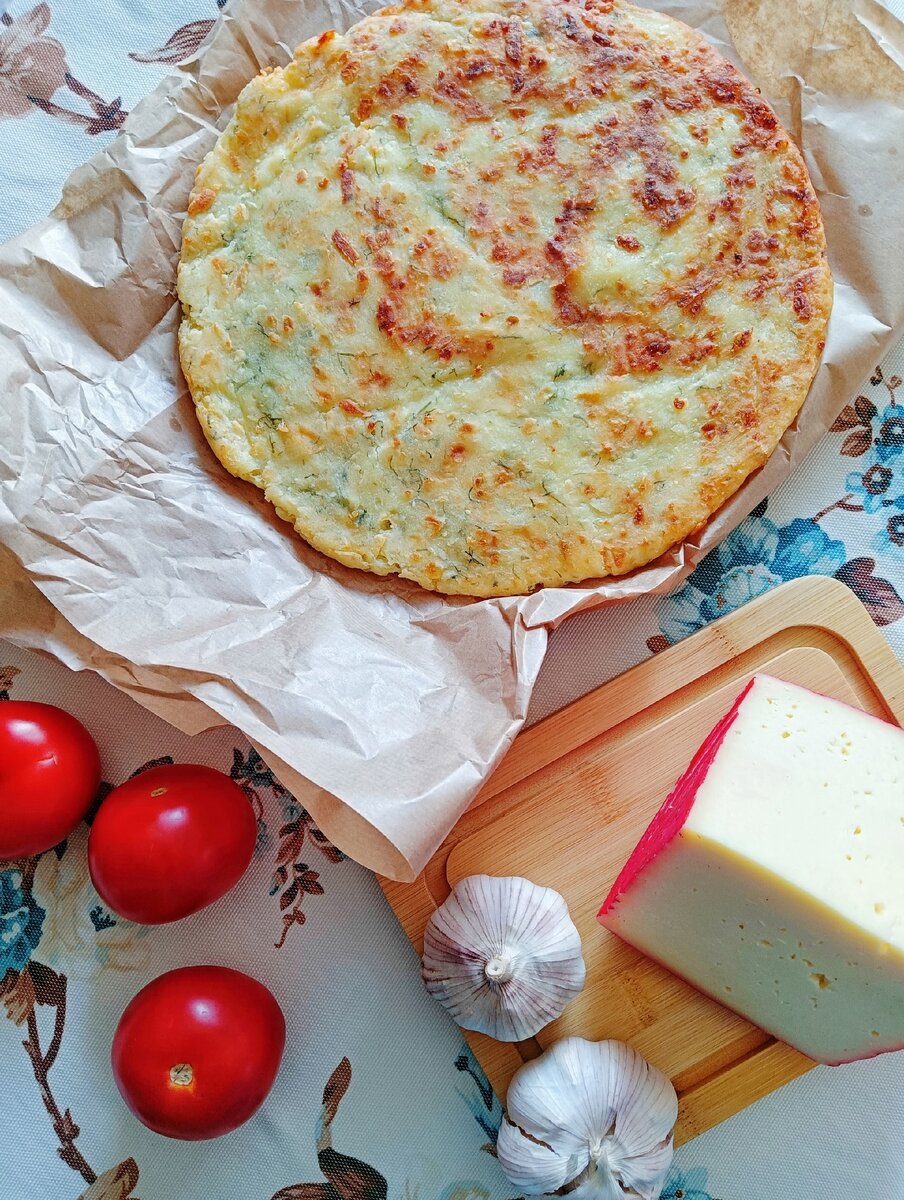 Лепешки с сыром, творогом и зеленью на сковороде