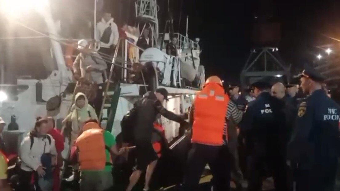     В пункте временного размещения во Владивостоке уже приняли 40 человек. Их доставили в дальневосточную столицу корабли ТОФ.