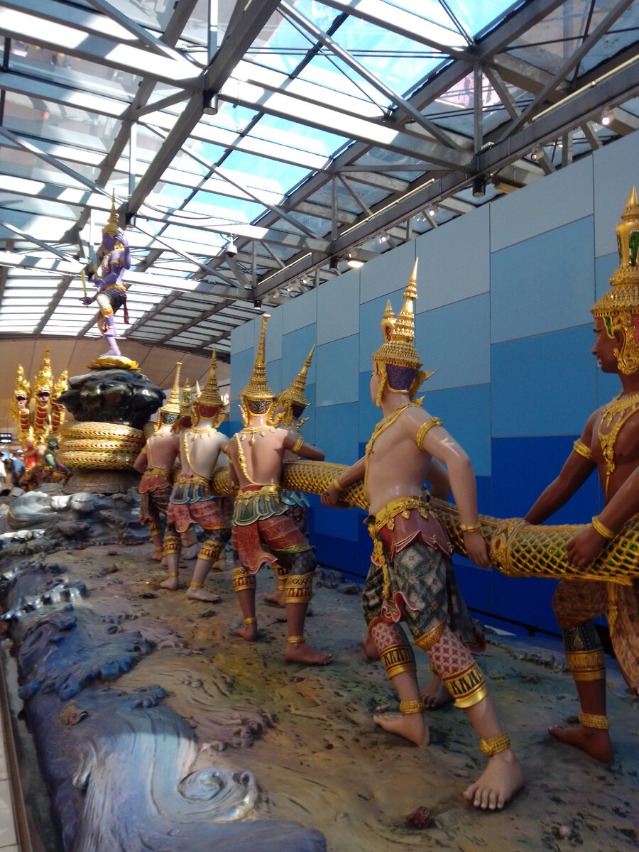 Мифологическая инсталляция в аэропорту Бангкока.