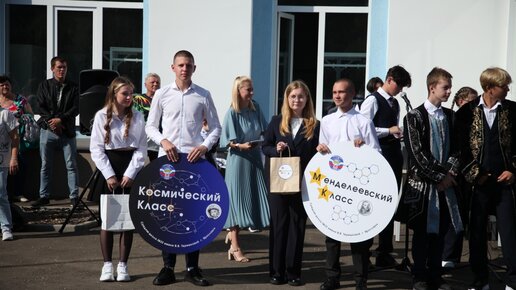 В школе №32 имени Валентины Терешковой открыли «космический» класс и посадили саженец дуба Петра I