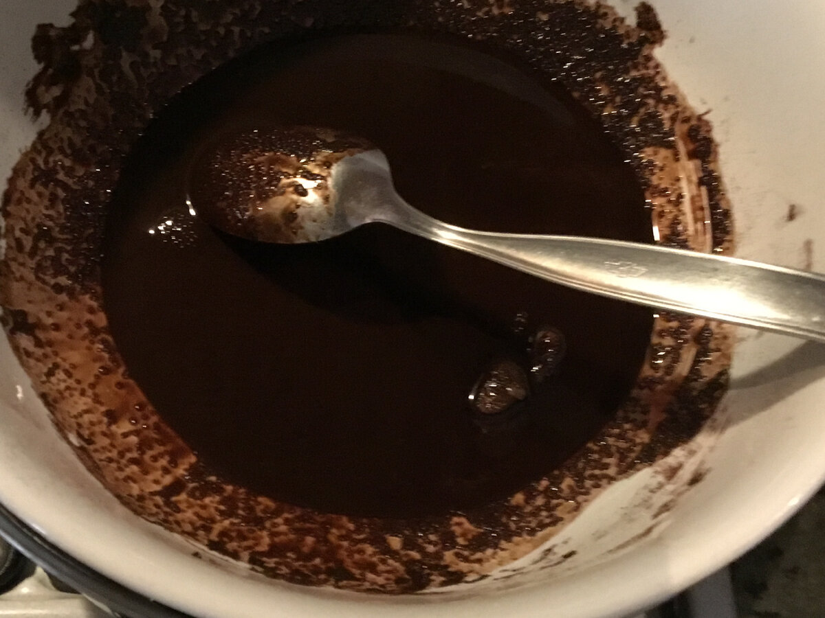 Вполне похоже на шоколад, только крупинки эритритола пока не растворились. 