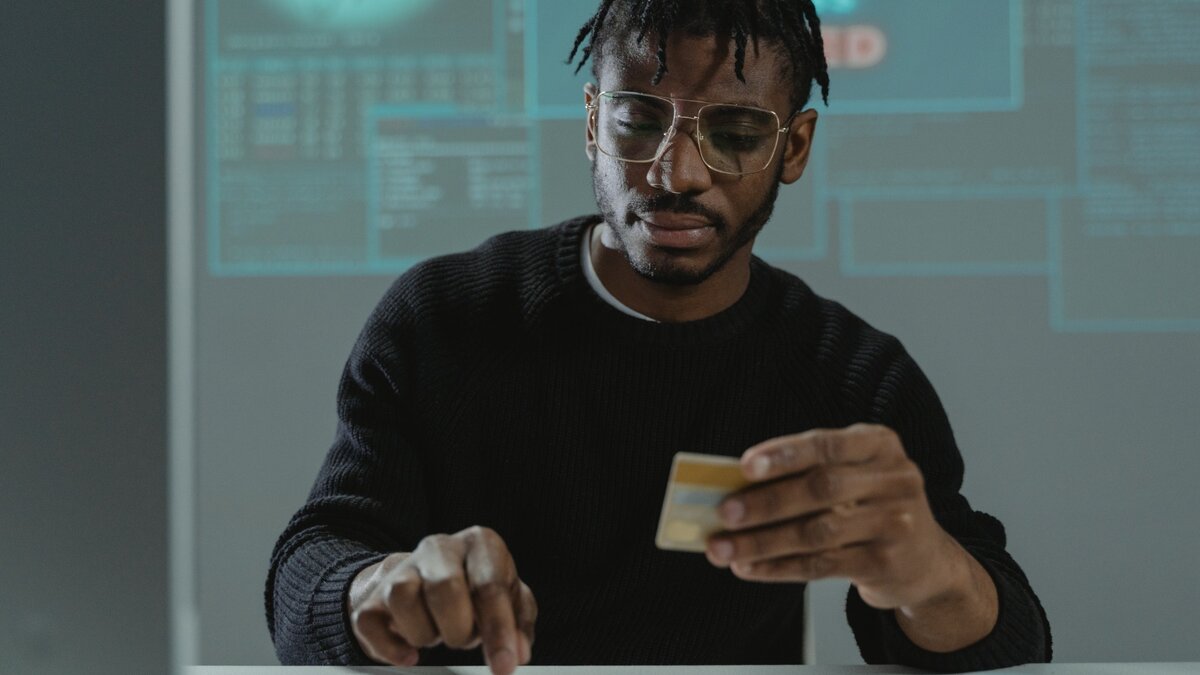     В Абакане 51-летний мужчина отдал мошенникам деньги — они пообещали ему бонусы «Спасибо».