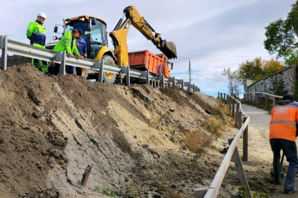    На объездной дороге у «минаевского» моста восстанавливают песчаный откос