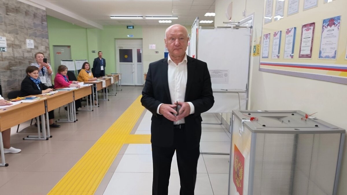    Глава Белоярского района одним из первых проголосовал на своем участке