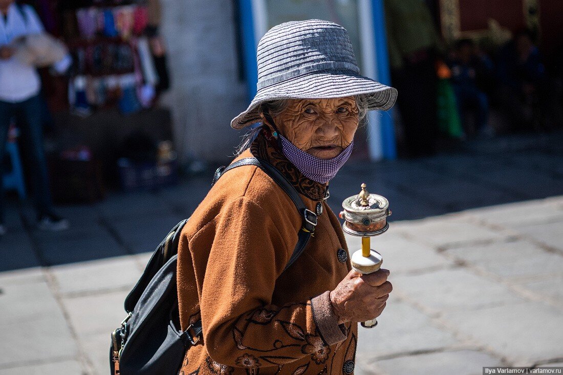 Очень охотно. Бабушка 128 лет Тибет. Цыбиков фотографии Тибета. Старушка в Тибете фото. Приветствие в Тибете фото.