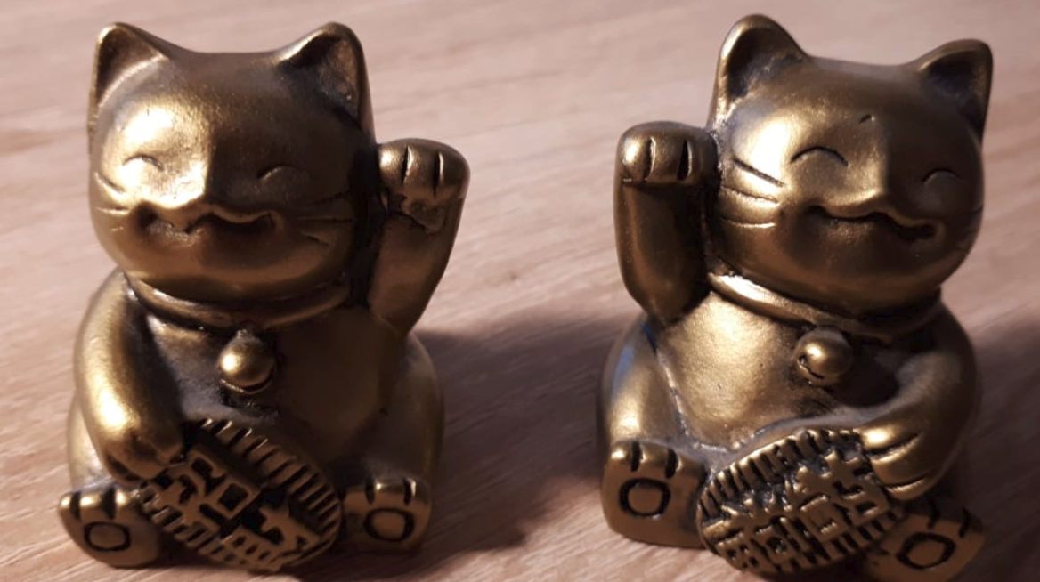 Котята-талисманы Манеки-Неко. Керамика. Бронзовая краска.  Авторское фото: Кира Хасл