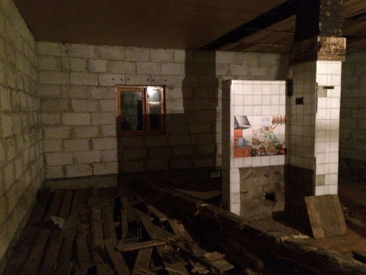 Помещение первого этажа после демонтажа старого дома. Печь пока ещё стоит.