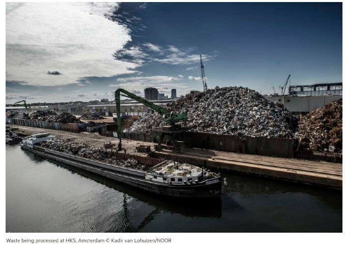 Фото из статьи в Financial Times: погрузка мусора в Нидерландах.
