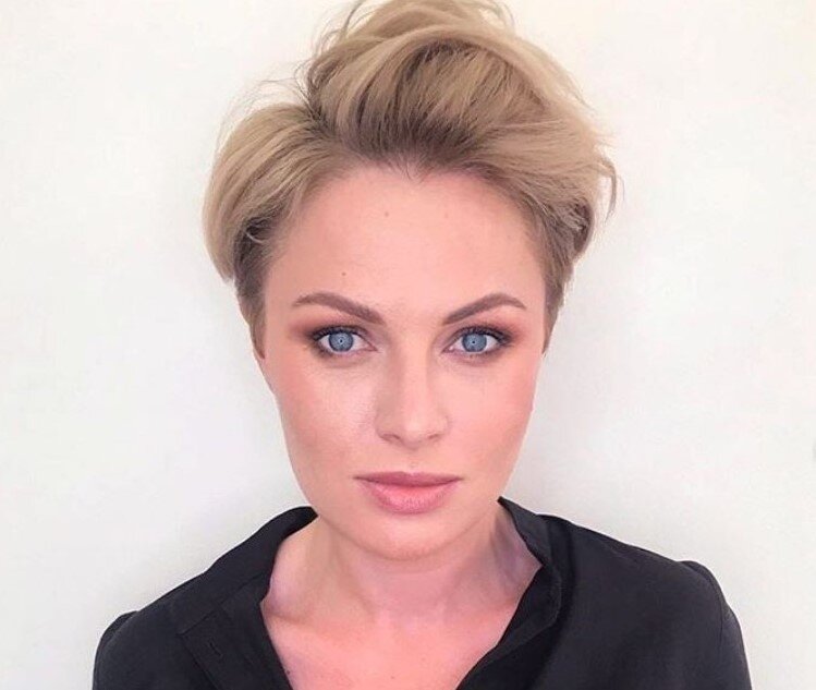 Это самый известный женский блогер - Ольга Дори. Утащила её фотографию из её же Инстаграм, Ольга сделала татуаж бровей и поделилась этим фото (через неделю после процедуры). Думаю, Ольга не обидится, что я так выражаю восхищение её бровями. Образ свежий и великолепный. Правильно подобранные форма и цвет бровей возвращают молодость. Это метафорически то - о чем, я и хотела сказать в третьем пункте. 