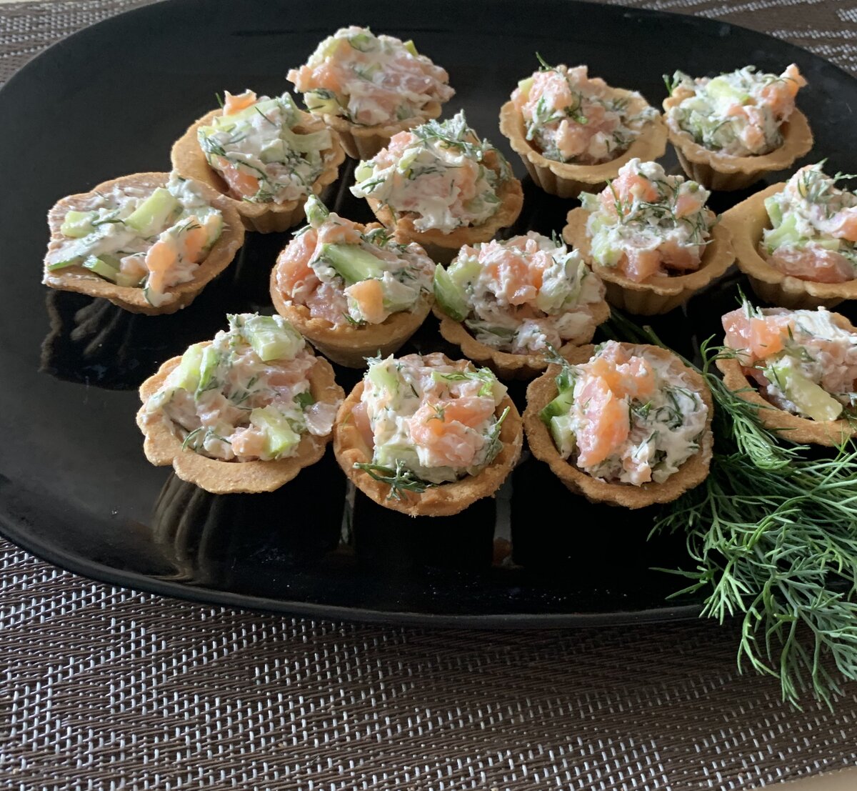 Салат с красной рыбой в тарталетках – кулинарный рецепт