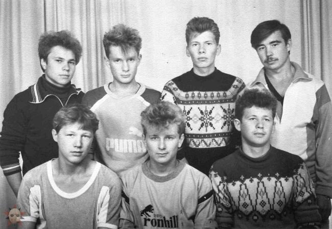 В этой статье я хочу вспомнить, как мы одевались. С детсадовского возраста до старших  классов. Ведь подавляющее большинство из нас одевались так же, как и  другие.-16