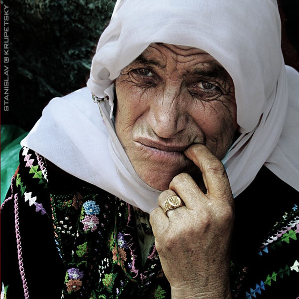 Мусульманская бабушка. Кавказская бабушка. Старая мусульманка. Пожилая женщина в хиджабе.