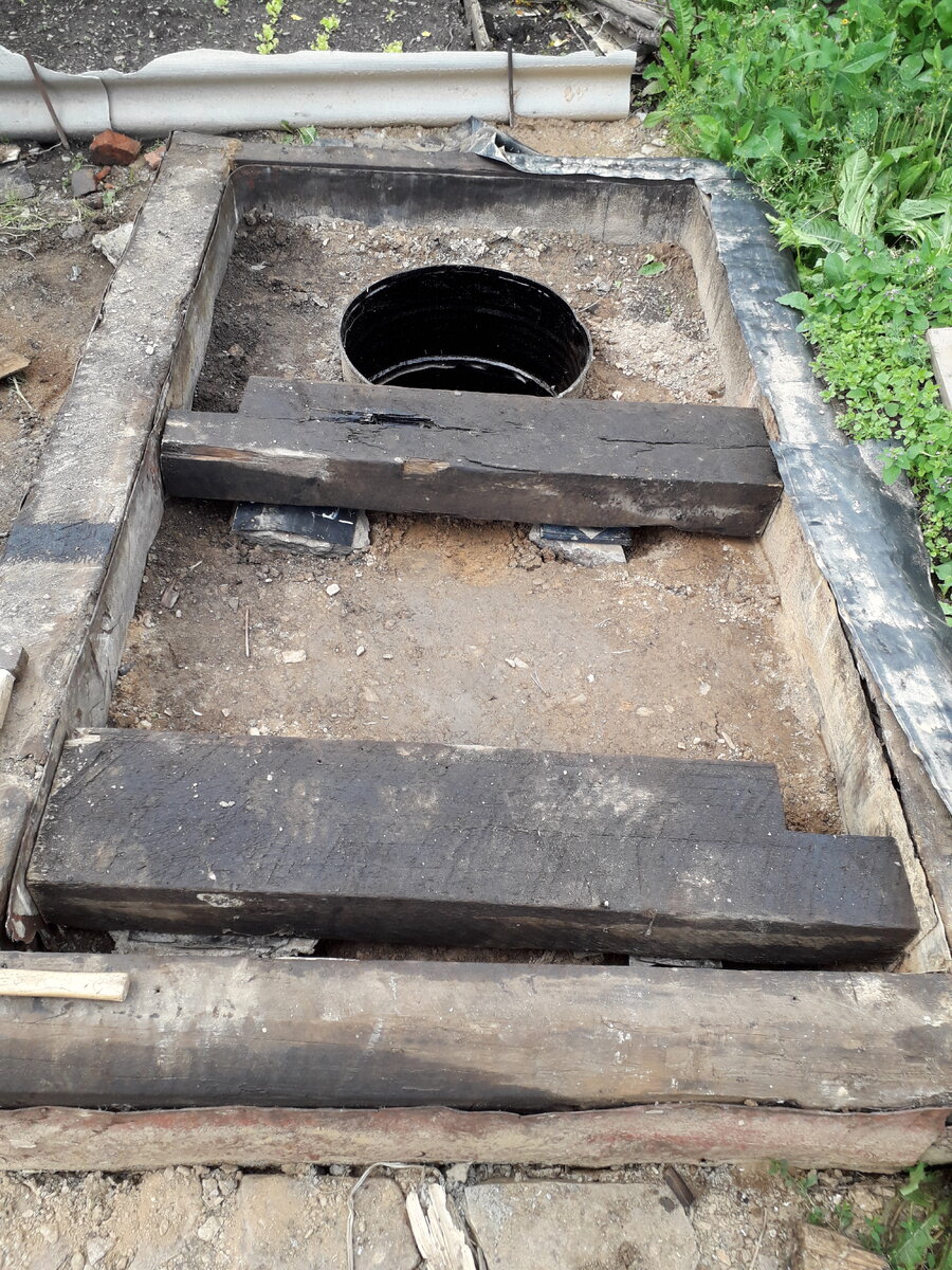 Установка деревянного туалета на яму