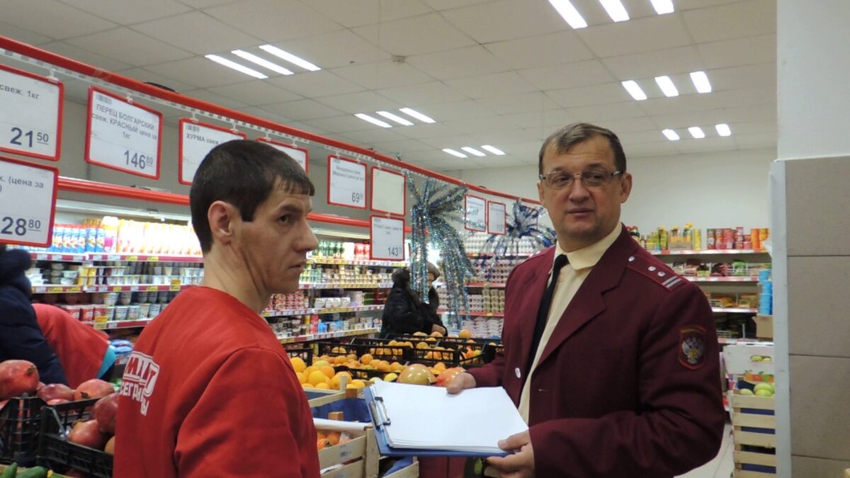 фото из интернета, с сайта "Новости Североуральска". Тут запечатлен момент проверки магазина Магнит Роспотребнадзором. Ну не отсутствие медкнижек тут нашли, а мандарины с плесенью, но осадочек остался, похоже.