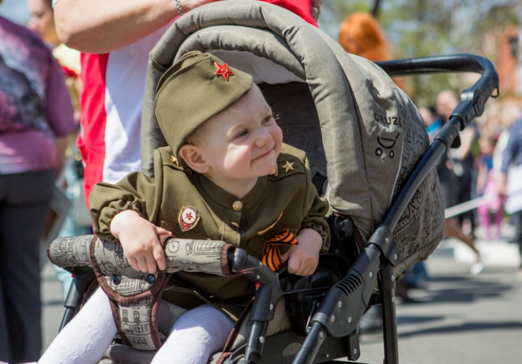 Можно выходить в мае. Дети в военной форме. Малыш в военной форме. Дети на параде. Детский парад Победы.
