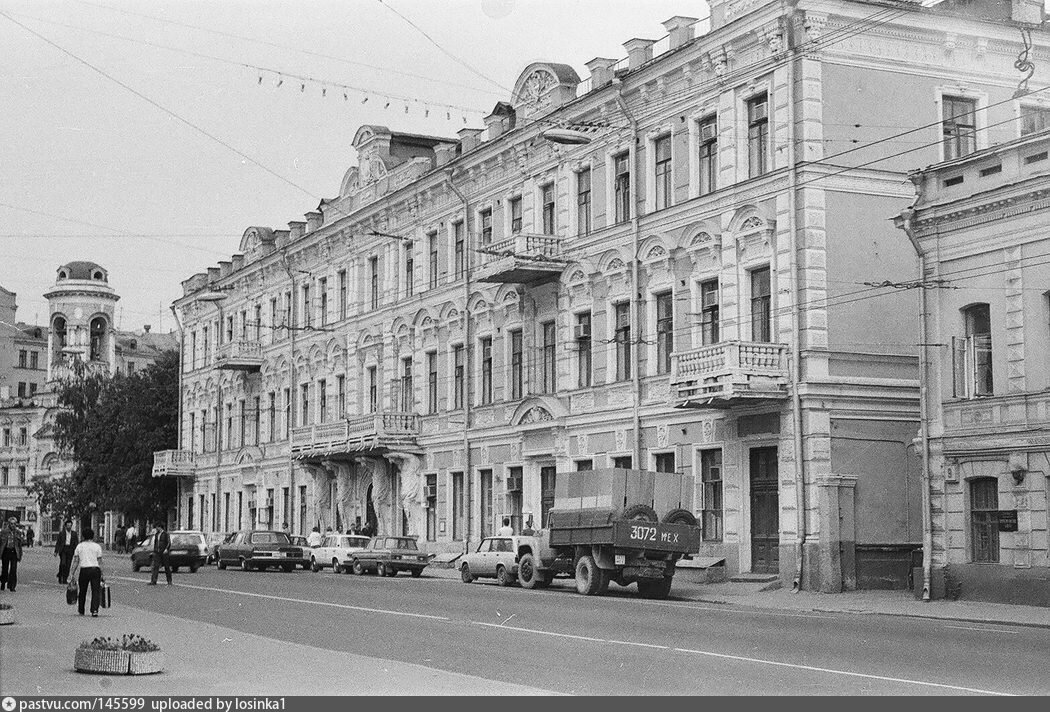Московские  коллекционеры — это не только Третьяковы и Щукины. В границах  современного Басманного района жили и другие любители искусства и  древностей. Михаил Петрович Голицын Новая Басманная, 26, к.-5