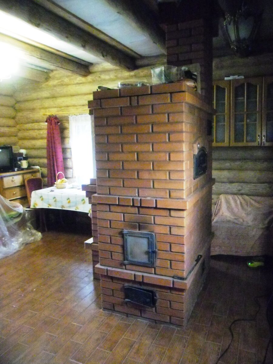 Кирпичная отопительная печь с хлебной камерой и камином.