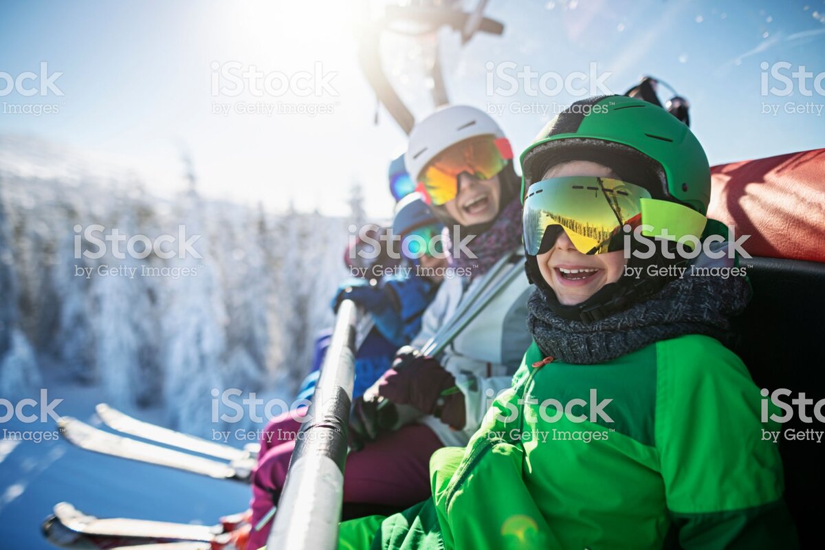 https://www.istockphoto.com/ru/%D1%84%D0%BE%D1%82%D0%BE/family-enjoying-skiing-on-sunny-winter-day-gm1125347841-295792834