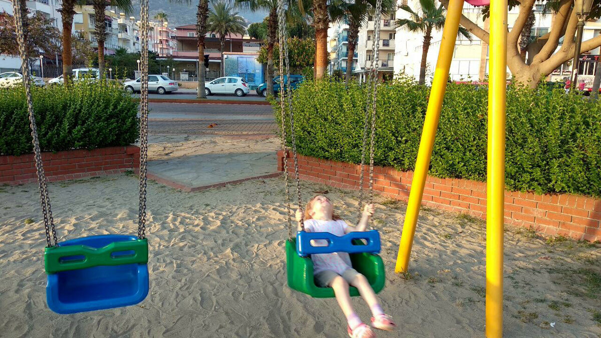 Ребенку главное что бы родители были спокойны и счастливы)