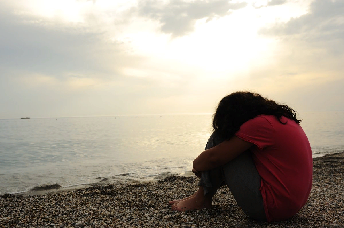 Полны грусти. Одинокая девушка. Одинокая грустная девушка. Одинокая девушка у моря. Девушка на берегу моря.