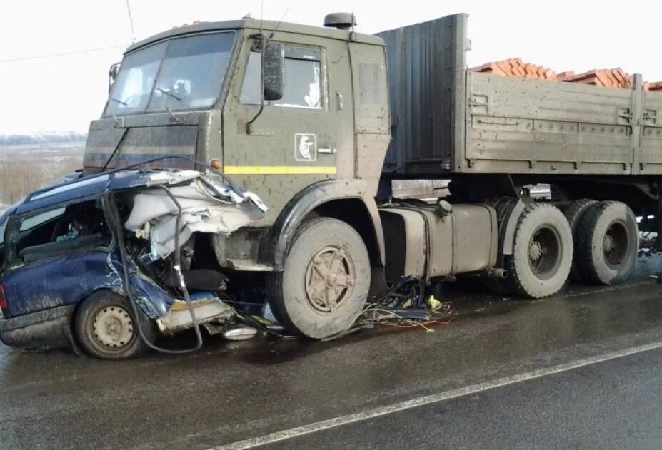 10 человек с начала года погибли по вине водителей грузовиков

Сотрудники ГИБДД представили статистику ДТП, произошедших по вине водителей грузового транспорта. С начала 2019 года в городе Калуге зарегистрировано 22 аварии, 29 человек получили травмы, 10 человек погибли.

Одной из причин несчастных случаев полицейские называют нарушения требований правил перевозки тяжелых грузов. Немало аварий происходит и из-за того, что водители большегрузов для того, чтобы уложиться в график, нередко пренебрегают отдыхом, рискуя своей безопасностью и безопасностью других участников дорожного движения.

Для того, чтобы исправить ситуацию и снизить аварийность на грузовом транспорте, с 21 по 27 октября на улицах Калуги проходит оперативно-профилактическое мероприятие «Грузовой транспорт». «Его главная задача – выявление и пресечение нарушений Правил перевозки грузов автомобильным транспортом», - сообщила пресс-служба городского ГИБДД.
