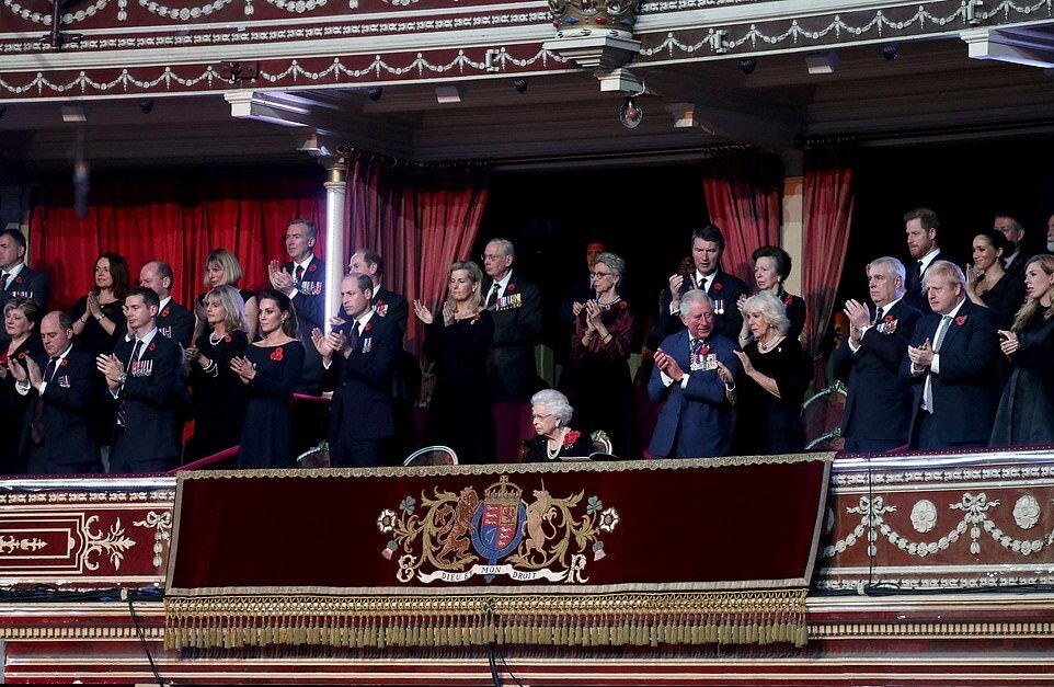 На фото собрана вся королевская семья Британии.