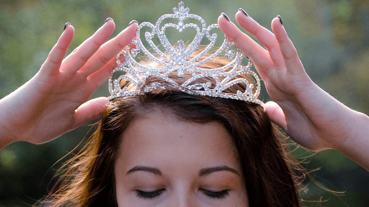 Какая корона идет вам больше всего?