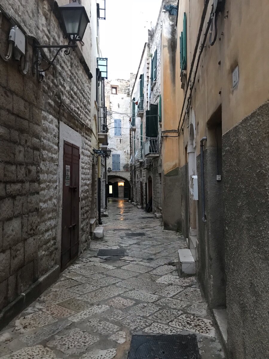 Улочки старого города Трани. Юг Италии.