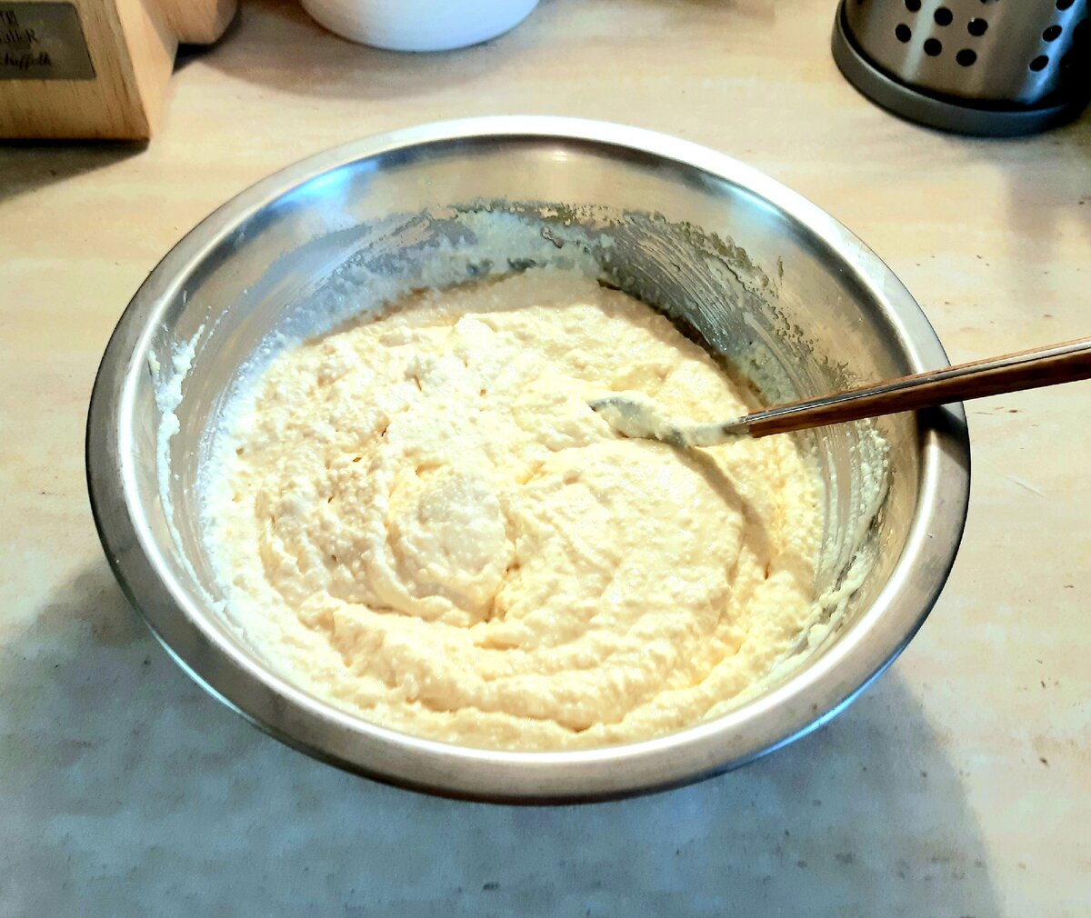 Смешать творог и картофель и в тесте запечь
